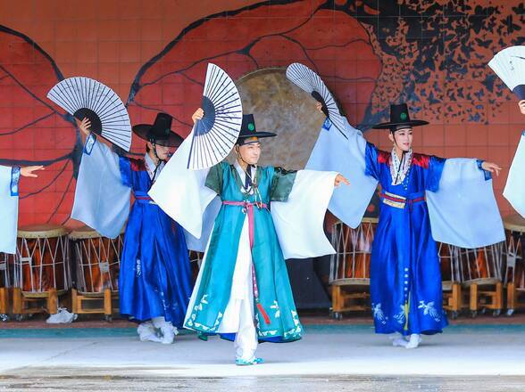 제15회 정남진 물축제 세종전총예술단 공연 사진입니다.