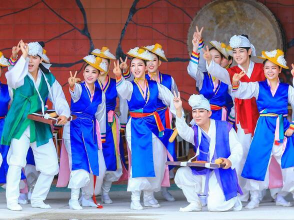 제15회 정남진 물축제 세종전총예술단 공연 사진입니다.