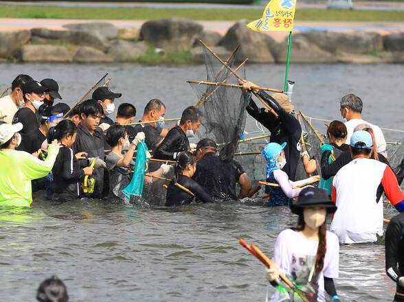 제15회 정남진 물축제 황금물고기를 잡아라 사진입니다.