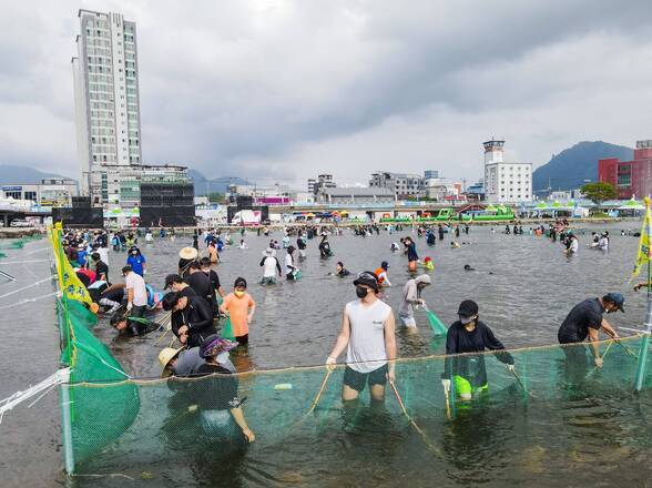 제15회 정남진 물축제 황금물고기를 잡아라 사진입니다.