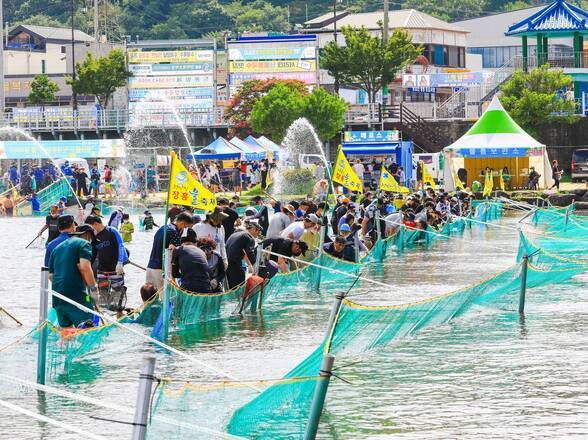 제15회 정남진 물축제 황금물고기를 잡아라 사진입니다.