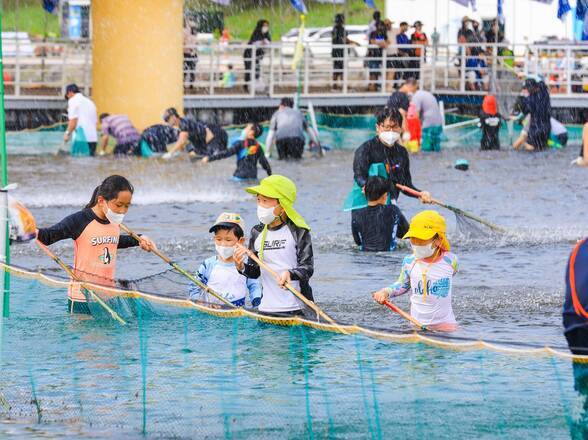 제15회 정남진 물축제 황금물고기를 잡아라 사진입니다.