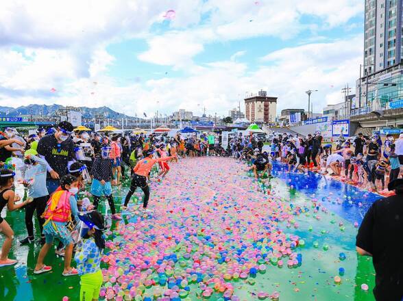 제15회 정남진 물축제 지상 최대의 워터 붐(물풍선 싸움) 사진입니다.