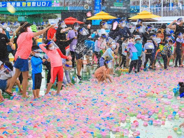 제15회 정남진 물축제 지상 최대의 워터 붐(물풍선 싸움) 사진입니다.