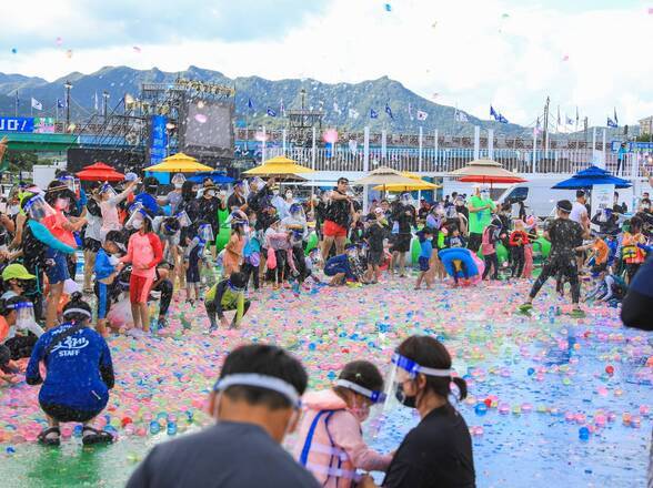 제15회 정남진 물축제 지상 최대의 워터 붐(물풍선 싸움) 사진입니다.