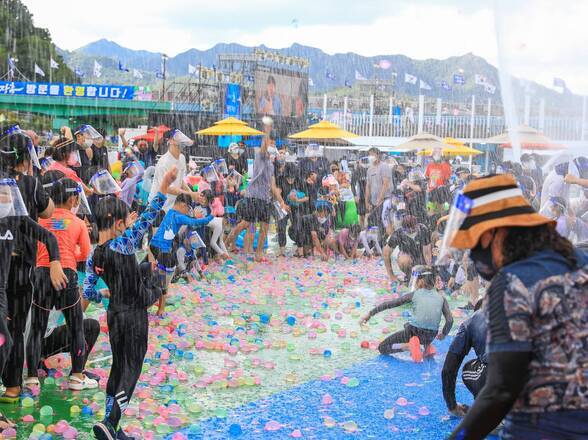 제15회 정남진 물축제 지상 최대의 워터 붐(물풍선 싸움) 사진입니다.