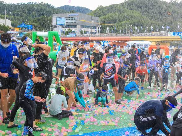 제15회 정남진 물축제 지상 최대의 워터 붐(물풍선 싸움) 사진입니다.