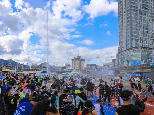 제15회 정남진 물축제 지상 최대의 워터 붐(물풍선 싸움) 사진입니다.