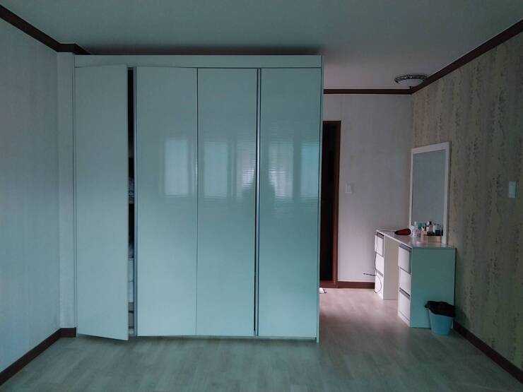 안방 모습 입니다 화장대 설치 및 뒤에는 넓은 서재도 있습니다