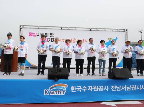 통일시작의땅 통일기원 제17회 정남진 장흥 전국마라톤대회, 단상에 축구공을 들고있는 군수와 관계자들 사진(크게보기)