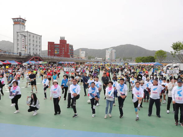 마라톤 시작 전 준비운동을 하고 있는 참가자들 사진(크게보기)