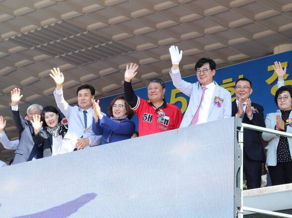 흰 장갑을 끼고 손을 흔들고 있는 군수와 박수치며 손흔드는 시민들 사진(크게보기)