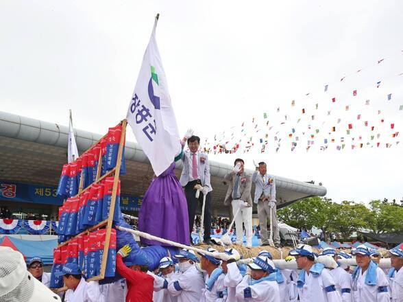 장흥고싸움 중 고 위에 올라가 손을 흔들고 있는 군수 사진(크게보기)