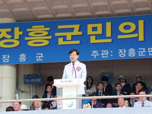 단상앞에서 발언하고 있는 군수 사진(크게보기)