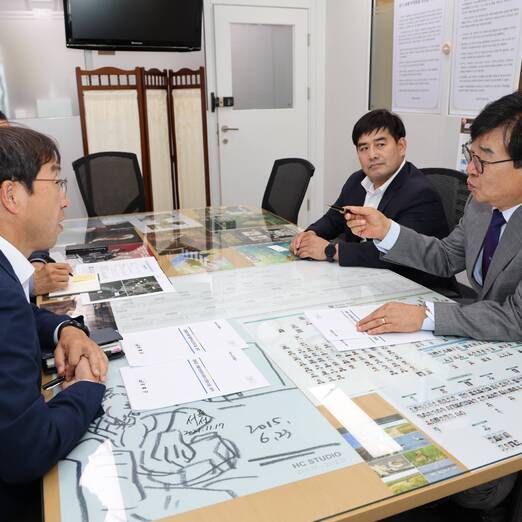 김성 군수와 행안부 직원들 간담회 사진(크게보기)