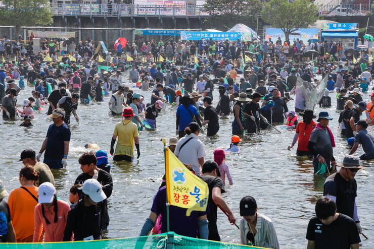 2023년 제16회 정남진 장흥 물축제 물축제 황금물고기(대왕장어)를 잡아라