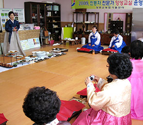 한 여성이 앞에 나가 교육을 진행하고 있는 모습
