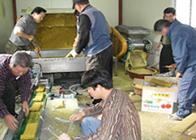 양봉연구 회원들이 화분떡 만드는 모습