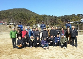 유기우·마연구회원들이 밭에 모여 찍은 사진