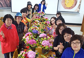 생활원예연구회에서 꽃바구니를 만들어 단체로 찍은 사진