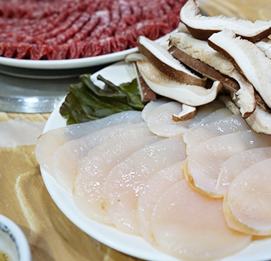 한우와 키조개, 표고버섯이 놓인 접시