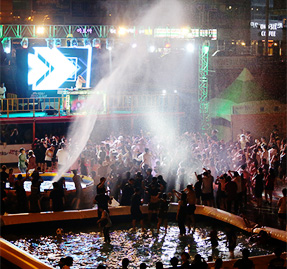 야간에 edm축제를 즐기는 사람들
