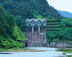 댐 수문구가 닫혀있는 장흥댐의 모습