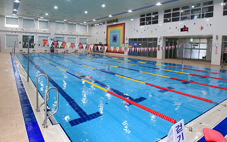 실내수영장 내부사진으로 물위에 색색의 레일가드가 설치 되어있다