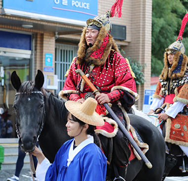이순신장군 시대때 입은 군복을 입은 사람들이 말을타고 퍼래이드를 하는 모습