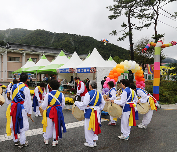 표고버섯축제에서 사물놀이 패 어르신들의 공연 모습