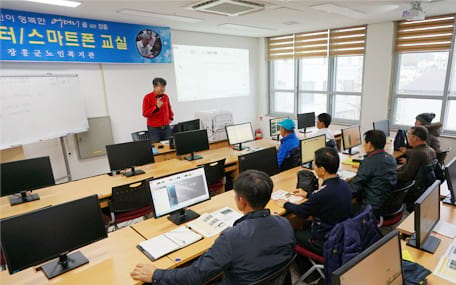 프로그램실1에서 컴퓨터를 교육을 받고 있는 노인들