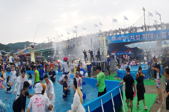 물축제를 즐기고있는 관광객들 모습