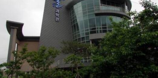 초록빛으로 물든 물과학관