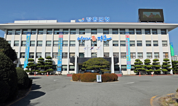 장흥군(군수 김성)은 오는 7월부터 8월까지 집중호우 기간 동안 환경오염 불법행위 특별감시 단속을 실시한다고 밝혔다.   