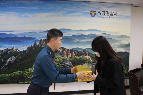 장흥군학교밖청소년지원센터 소속 지도자와 청소년이 5월 청소년의 달을 맞이하여 전남경찰청장으로부터 감사장과 표창장을 받았다.