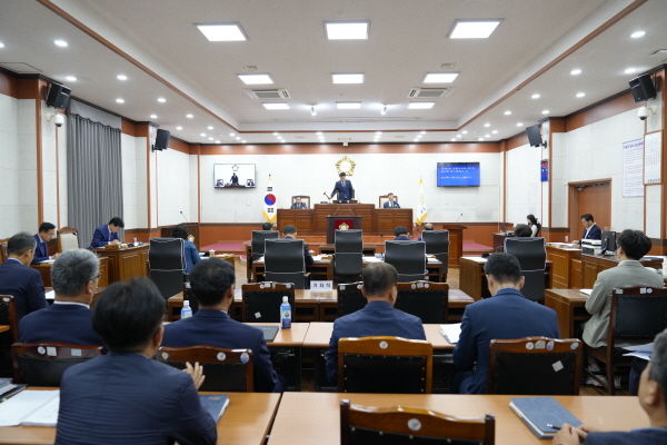 장흥군의회(의장 왕윤채)는 6월 1일 제282회 제1차 정례회를 개회하고 14일간의 의사일정에 들어갔다.   