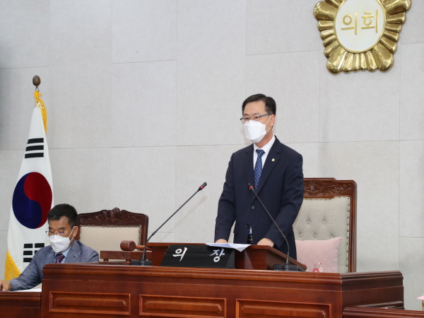 장흥군의회(의장 유상호)는 15일 제268회 임시회 제2차 본회의를 열고 14건의 의안을 처리한 후 7일간의 임시회 일정을 마쳤다.