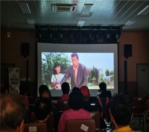 장흥군은 지난 15일 장동한마음관(구 다목적회관)에서 찾아가는 영화관 사업의 일환으로 지역주민들을 대상으로 영화를 상영했다. 