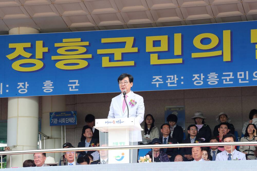 단상앞에서 발언하고 있는 군수 사진