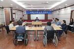 휠체어에 앉아있는 두명의 장애인 대표와 그외 8명의 장애인 단체 대표들과 군수 사진